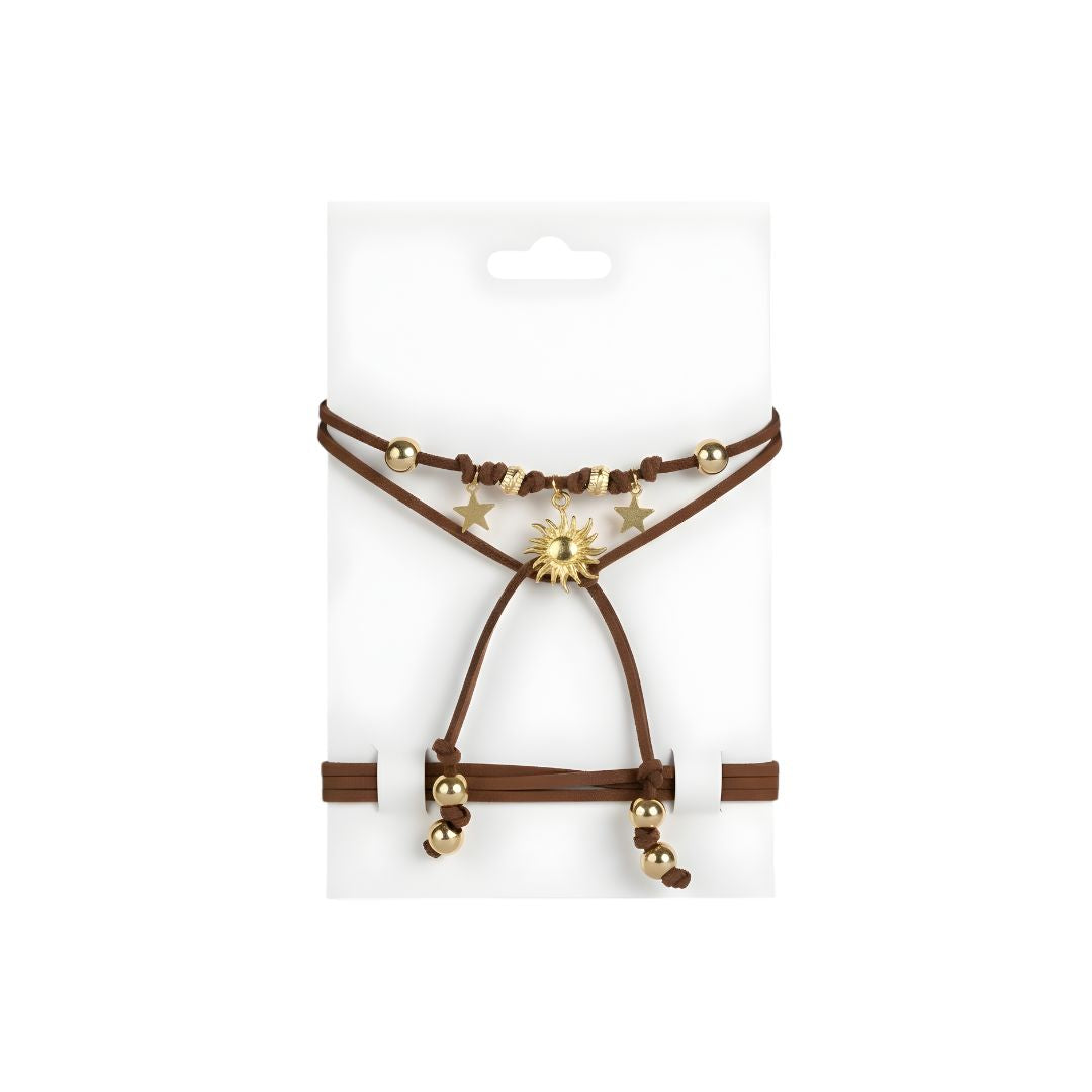 Choker Alea marrone in pelle scamosciata con sole dorato, stelline oro e perline regolabili
