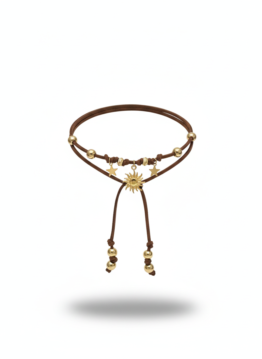 Choker Alea marrone in pelle scamosciata con sole dorato, stelline oro e perline regolabili
