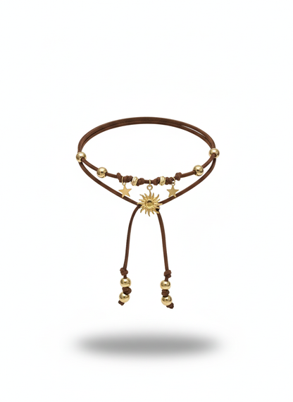 Choker Alea marrone in pelle scamosciata con sole dorato, stelline oro e perline regolabili
