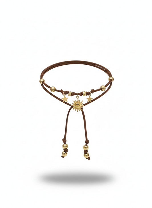 Choker Alea marrone in pelle scamosciata con sole dorato, stelline oro e perline regolabili
