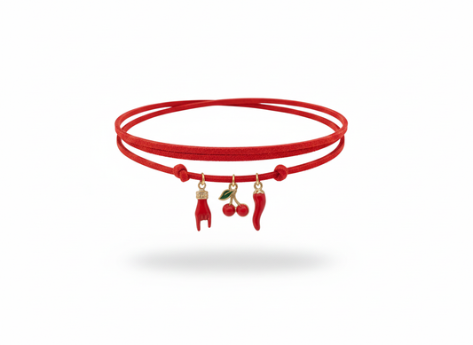 Choker rosso con ciliegine, cornino portafortuna e mano che fa le corna rossa